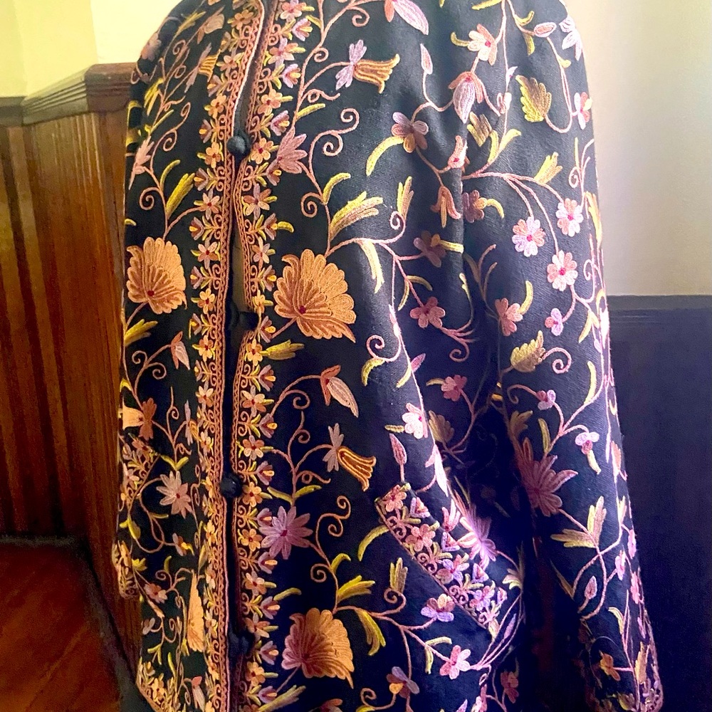 Exquisitely embroidered button up tunic / jacket size Sm-Med